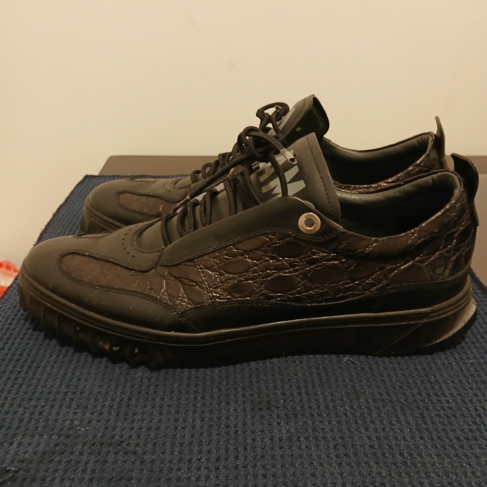Sleek Black Sneakers with Textured Upper and Padded Ankle - Picture 2 of 5